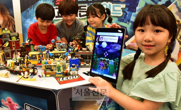레고코리아(LEGO Korea)가 유령 테마의 레고 세트에 스마트폰 및 태블릿PC 등 모바일 디바이스를 활용한 증강현실 게임 기술을 접목시킨 ‘레고 히든 사이드(LEGO Hidden Side)’ 시리즈를 출시한 가운데, 31일 오전 서울 광화문 스페이스 라온에서 열린 체험 행사에서 아이들이 제품을 살펴보고 있다. 2019.7.31    이종원 선임기자 jongwon@seoul.co.kr