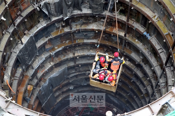 31일 오후 서울 양천구 목동 빗물펌프장에서 근로자 3명이 고립돼 구조대원들이 구조작업을 펼치고 있다. 2019.07.31.  박윤슬 기자 seul@seoul.co.kr