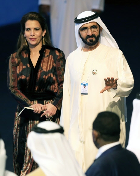 두바이 통치자이자 UAE 부통령에 총리인 셰이크 무함마드 빈 라시드 알 막툼(오른쪽)과 그의 별거 중인 부인 하야 빈트 알 후세인의 2017년의 모습. EPA 연합뉴스