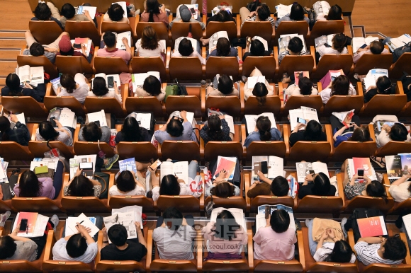 학부모와 학생들이 31일 서울 강남구민회관에서 열린 ‘유웨이 2020 수시 입시전략 설명회’를 찾아 수시 입시전략 강연을 경청하고 있다. 2019. 7. 31. 정연호 tpgod@seoul.co.kr