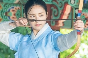 ‘신입사관 구해령’ 신세경, 활 든 모습 포착..실력 보니