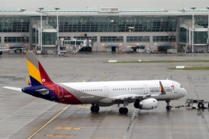 낙뢰에 아시아나 정비사 2명 감전…생명엔 지장 없어