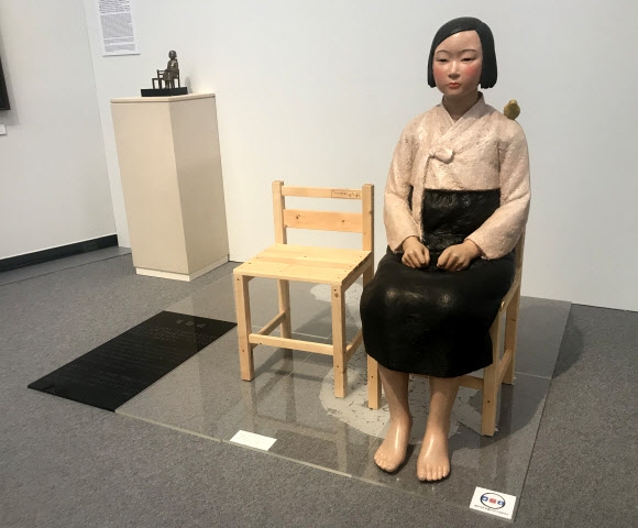 일본 최대 규모의 국제예술제인 ‘아이치 트리엔날레 2019’의 공식 개막을 하루 앞둔 31일 일본군 위안부 피해자들을 상징하는 ‘평화의 소녀상’이 아이치현 나고야시 아이치예술문화센터에 전시돼 있다. 나고야 연합뉴스