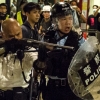홍콩 경찰, 16세 소녀도 ‘폭동죄’ 기소… 총까지 겨눠