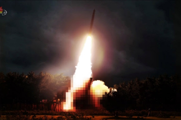 북한TV가 모자이크 처리한 ‘신형 대구경조종방사포 시험사격’ 발사 설비