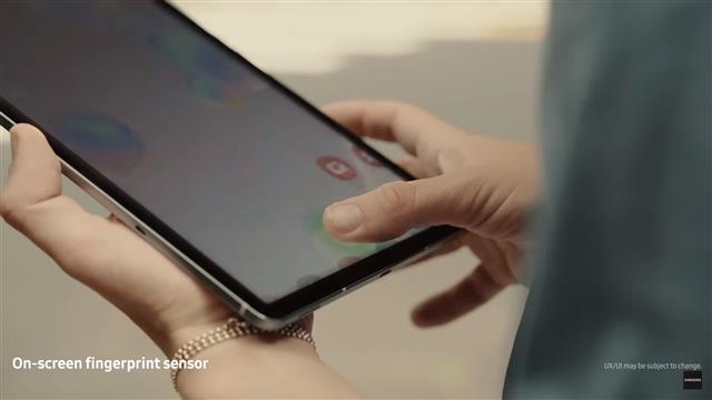 삼성전자의 태블릿 중 갤럭시탭S6에 처음 적용된 화면 내장 지문 인식 기능을 이용하고 있는 모습. 삼성 유튜브 공식 채널 캡처