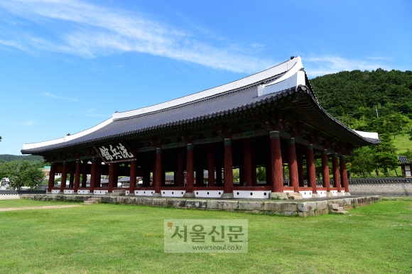 웅장한 맛이 압권인 통영 세병관.