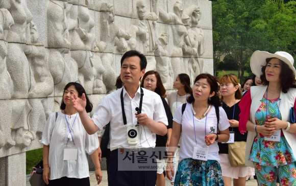 박겸수 서울 강북구청장이 지난달 18일 국립 4·19 민주묘지에서 지역주민들을 대상으로 4·19혁명과 근현대사에 관한 문화해설을 하고 있다. 이종원 선임기자 jongwon@seoul.co.kr