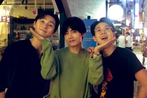 “사자 파이팅” 방탄소년단 뷔, 박서준X최우식 사이 ‘꽃받침’ 애교 [EN스타]