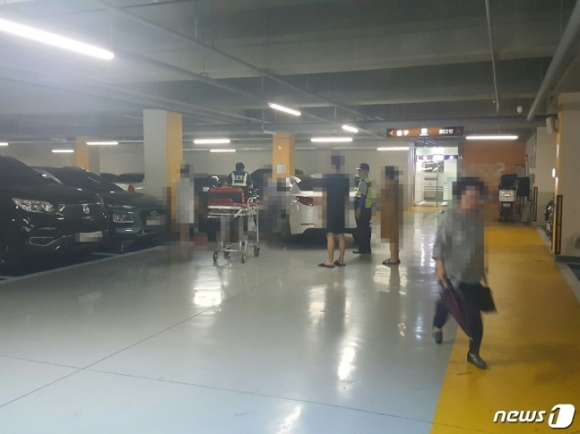 걸어가던 두살배기 아파트 지하주차장서 사고로 숨져