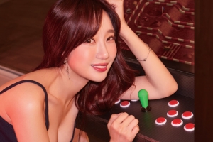 맥심 화보 찍은 아나운서 “당구대 위에서..”