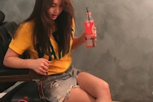 주아민, 에어컨 고장난 영화관에서..‘시원한 각선미’