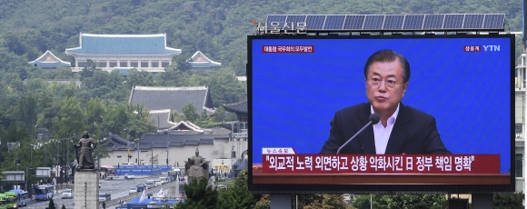 2일 오후 서울 중구 서울신문 전광판에 문재인 대통령의 국무회의 중 일본의 화이트리스트 국가 배제 관련 발언이 생중계되고 있다.  일본 정부는 이날 오전 아베 신조 총리 주재로 정례 각의(국무회의)를 열고 불과 10여분 만에 한국을 화이트국가(수출관리 우대조치 대상국)에서 제외하는 수출무역관리령 개정안을 의결했다. 2019.8.2 오장환 기자 5zzang@seoul.co.kr