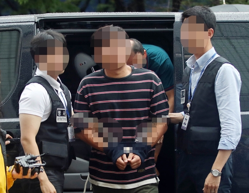 윤소하 의원실에 협박 소포를 보낸 혐의로 체포된 류모씨가 지난달 31일 구속영장실질심사를 받기 위해 경찰 호송차에서 내리고 있다. 연합뉴스