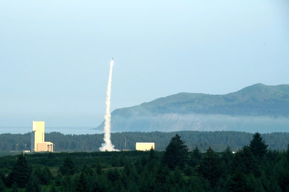 이스라엘의 장거리 요격미사일 ‘’애로우 3’’가 지난달 28일 미국 알래스카에서 시험발사되고 있다. AFP=연합뉴스