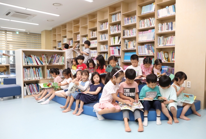 지난 2일 개관한 서울 영등포구 양평2동 작은도서관에서 어린이들이 모여 책을 읽고 있다. 영등포구 제공