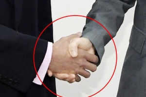 강경화 꽉 잡은 손에 하얗게 질린 고노 다로