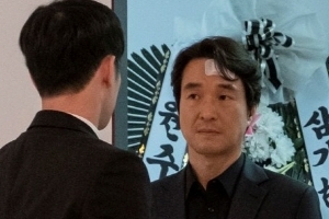 ‘왓쳐’ 장례식서 포착된 한석규 VS 서강준, 의미심장 눈빛 교환