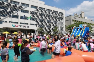 물놀이장 변신한 강동구청 앞마당