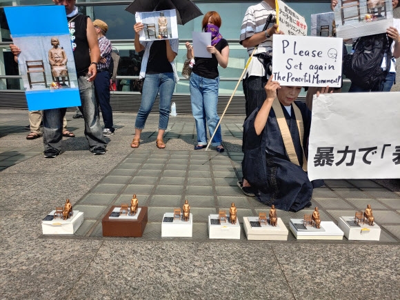 일본인들이 4일 아이치현 나고야시 아이치현문화예술센터 밖에서 ‘표현의 부자유’ 전시 중단을 비판하는 시위를 벌이고 있다. 나고야 연합뉴스