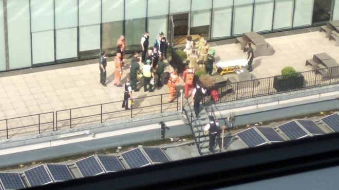 4일(현지시간) 영국 런던 테이트 현대미술관 5층 지붕 위에 도착한 맴뷸런스 등 구조요원들이 10층 전망대에서 추락한 소년을 들것에 실어 나르기 위해 준비하고 있다. 목격자 스튜어트 하가스 제공 BBC 홈페이지 캡처