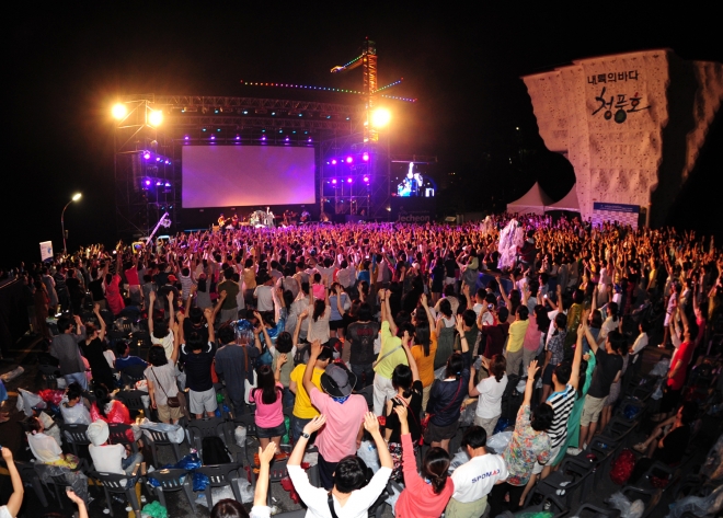 앞서 열린 제천국제음악영화제에서 방문객들이 음악공연을 즐기고 있다.
