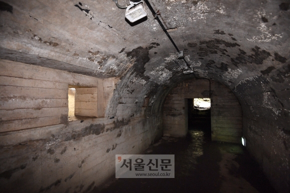 격납고 인근에는 수십 명이 너끈히 들어갈 수 있는 지하 벙커 등을 만들어 작전에 사용했다. 제주 오장환 기자 5zzang@seoul.co.kr