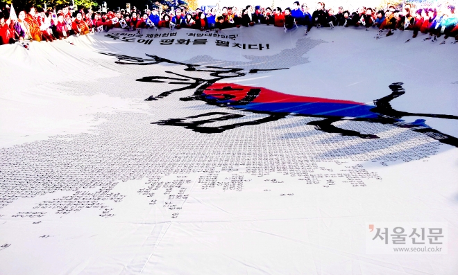 한한국 평화작가가 11개국 언어로 ‘대한민국의 아름다운 섬, 독도’를 아로새겨 33m크기 걸개그림으로 특별 제작했다. 대한민국 독도사랑 세계연대 제공