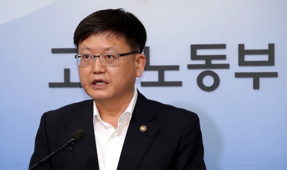 내년도 최저임금 8천590원 확정…재심의 안 한다