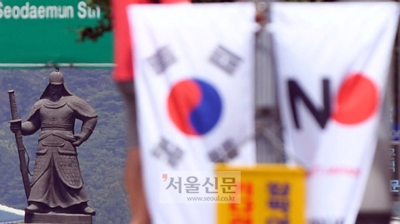 6일 서울 중구 세종대로 일대에서 중구청 관계자들이 태극기와 ‘노 재팬’ 배너깃발을 설치하고 있다.2019. 8. 6.  박윤슬 기자 seul@seoul.co.kr