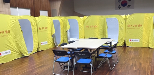 야간무더위쉼터로 운영하는 안양시 구청 대강당에 마련한 재난구호용 텐트. 안양시 제공 