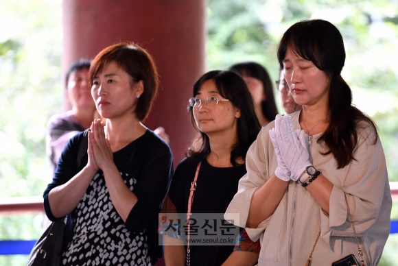 6일 서울 보신각에서 열린 수능 D-100일 맞이 열린 대학합격기원 타종행사에 참석한 학부모가 기도를 하고 있다. 2019.8.6 박지환기자 popocar@seoul.co.kr