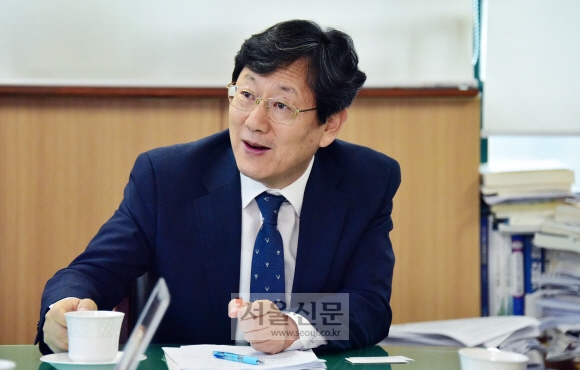 박동훈 지방공기업평가원 이사장이 6일 서울 서초구 서초동 청사에서 가진 서울신문과의 인터뷰에서 평가원의 목표와 지방공기업의 미래 등을 설명하고 있다. 이종원 선임기자 jongwon@seoul.co.kr