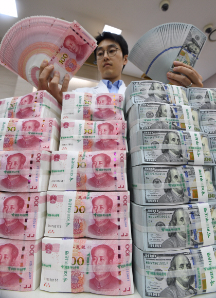 6일 서울 중구 KEB하나은행 위변조대응센터에서 한 직원이 미국 달러와 중국 위안화 지폐를 점검하고 있다. 박윤슬 기자 seul@seoul.co.kr