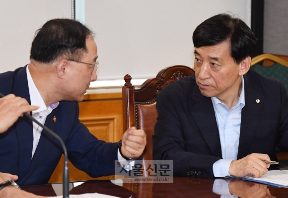 홍남기 경제부총리 겸 기획재정부 장관(왼쪽)과 이주열 한국은행 총재가 7일 오전 서울 중구 명동 은행회관에서 열린 긴급 거시경제 금융회의에서 대화를 하고 있다. 2019.8.7  오장환 기자 5zzang@seoul.co.kr