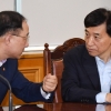 [서울포토] 대화하는 홍남기 경제부총리와 이주열 한국은행 총재