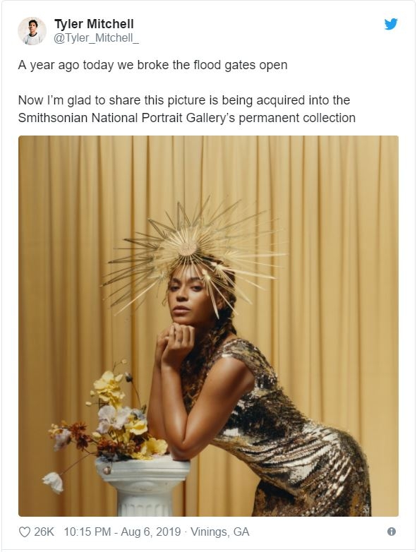미국 스미소니언 박물관에 상설 전시되는 비욘세의 사진을 작가인 타일러 미첼이 트위터에 소개했다. 비욘세는 이 사진이 실린 보그 지난해 9월호에 흑인 최초 표지모델이 됐다. 타일러 미첼 트위터 캡처