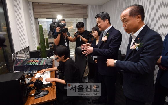 7일 오전 서울 마포구 태영데시앙에서 열린 신사업창업사관학교 복합형체험점포 ‘드림스퀘어’ 개소식에서 김학도 중소벤처기업부 차관(가운데)과 조봉환 소상공인시장진흥공단 이사장이 주요 시설을 둘러보고 있다. 2019.8.7 박지환기자 popocar@seoul.co.kr