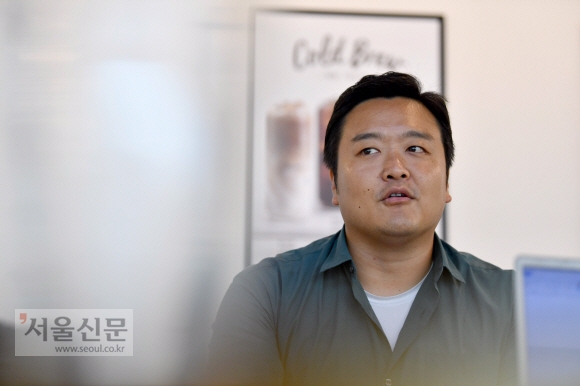 ‘국민 MC’ 유재석과 코미디언 조세호가 시민들과 만나 퀴즈를 내고 이야기를 나누는 ‘유 퀴즈 온 더 블럭’을 연출한 김민석 CJ ENM PD. 김 PD는 자신의 프로그램에 관해 “유재석이 오랜 기간 방송을 통해 쌓아 온 이미지, 시민과 함께하는 순간마다 즐거워하던 모습을 기반으로 탄생한 프로그램”이라고 설명했다. 박지환 기자 popocar@seoul.co.kr