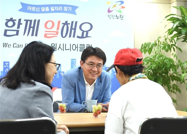 오승록(가운데) 노원구청장이 지난 5일 서울 노원구 노원시니어클럽을 찾은 주민 이순우씨와 노인일자리 관련 면담을 하고 있다. 노원구 제공