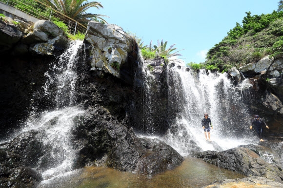 ‘폭포 아래 더위사냥’