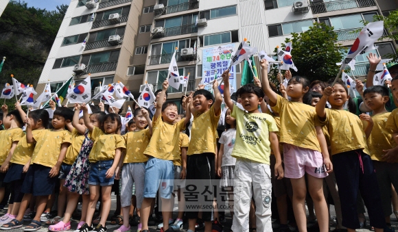제74주년 광복절을 일주일 앞둔 8일, 태극기 달기 시범 아파트인 서울 성동구 무악현대아파트 앞에서 어린이들이 광복절을 맞이해 태극기를 흔드는 퍼포먼스를 펼치고 있다.  2019.8.8.    이종원 선임기자 jongwon@seoul.co.kr