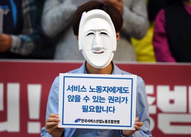 사진은 지난해 10월 2일 서울 중구 명동 롯데백화점 본점 정문 앞에서 ‘유통서비스 노동자 건강권 보장 촉구 기자회견’이 열리고 있는 모습. 2018. 10. 2. 박윤슬 기자 seul@seoul.co.kr