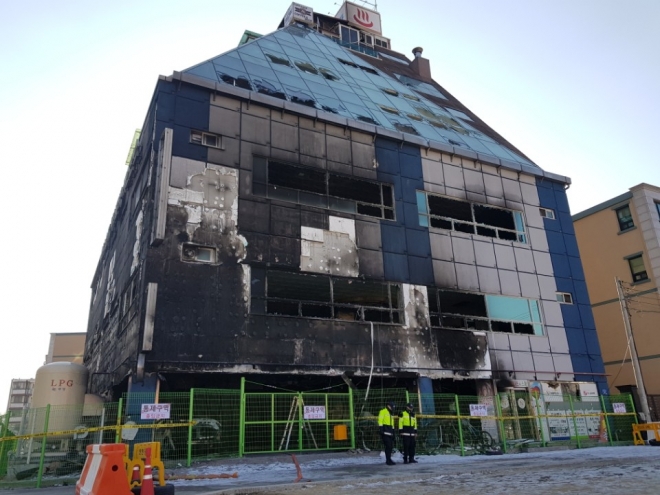 2017년 12월 21일 발생한 화재로 시커멓게 그을린 제천시 하소동 스포츠센터. 이 건물은 최근 철거됐다.