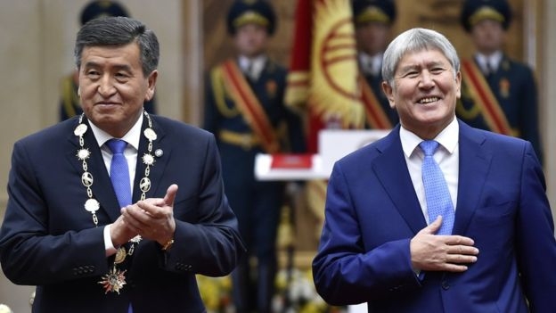 소론바이 제엔베코프(왼쪽) 키르기스스탄 대통령은 알마즈벡 아탐바예프 전 대통령이 선택하고 지원해 권력을 장악했는데 이제는 아탐바예프를 연행해 재판에 세우게 됐다. 로이터 자료사진 