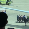 베트남전 용사 유해 돌아오자, 떠들썩하던 공항 터미널이 조용