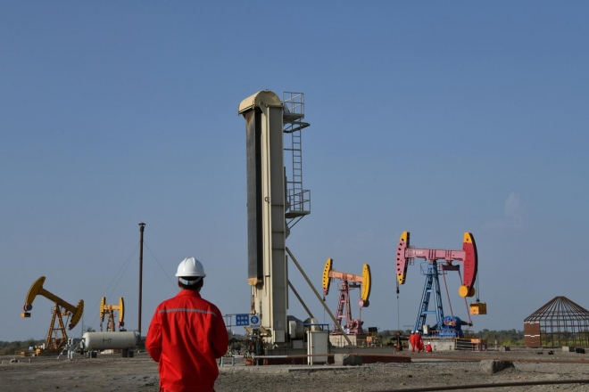 7일 중국이 신장 위구르 자치구에서 석유를 채굴하는 모습.로이터 연합뉴스.