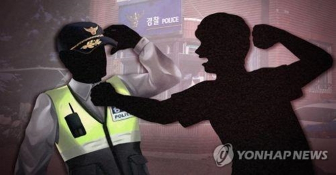 30대 남성이 술에 취해 지나가는 사람에게 침을 뱉어 시비를 걸고, 현장에 출동한 경찰관을 여러 차례 폭행해 중상을 입힌 혐의로 구속기소됐다. 연합뉴스 그래픽