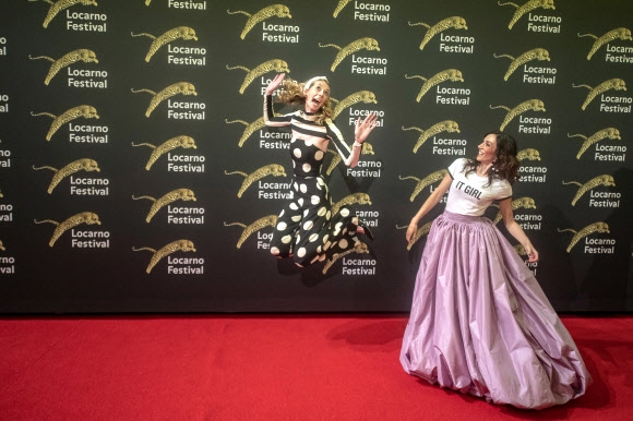 네덜란드 감독 겸 여배우 던 루베(왼쪽)가 9일(현지시간) 스위스 로카르노에서 열린 ‘제72회 로카르노 국제영화제’ 중 레드카펫에서 점프를 하는 포즈를 취하고 있다. 이 영화제는 8월 7일부터 17일까지 진행된다. EPA 연합뉴스