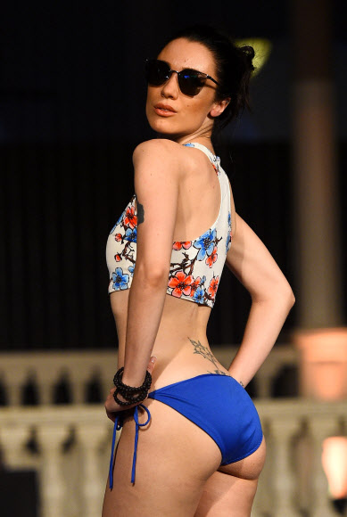 모델이 9일(현지시간) 스리랑카 콜롬보에서 열린 수영복과 리조트웨어 패션 위크 ‘Swim Week Colombo’ 중 패션 디자이너 레이스의 작품을 선보이고 있다. AFP 연합뉴스